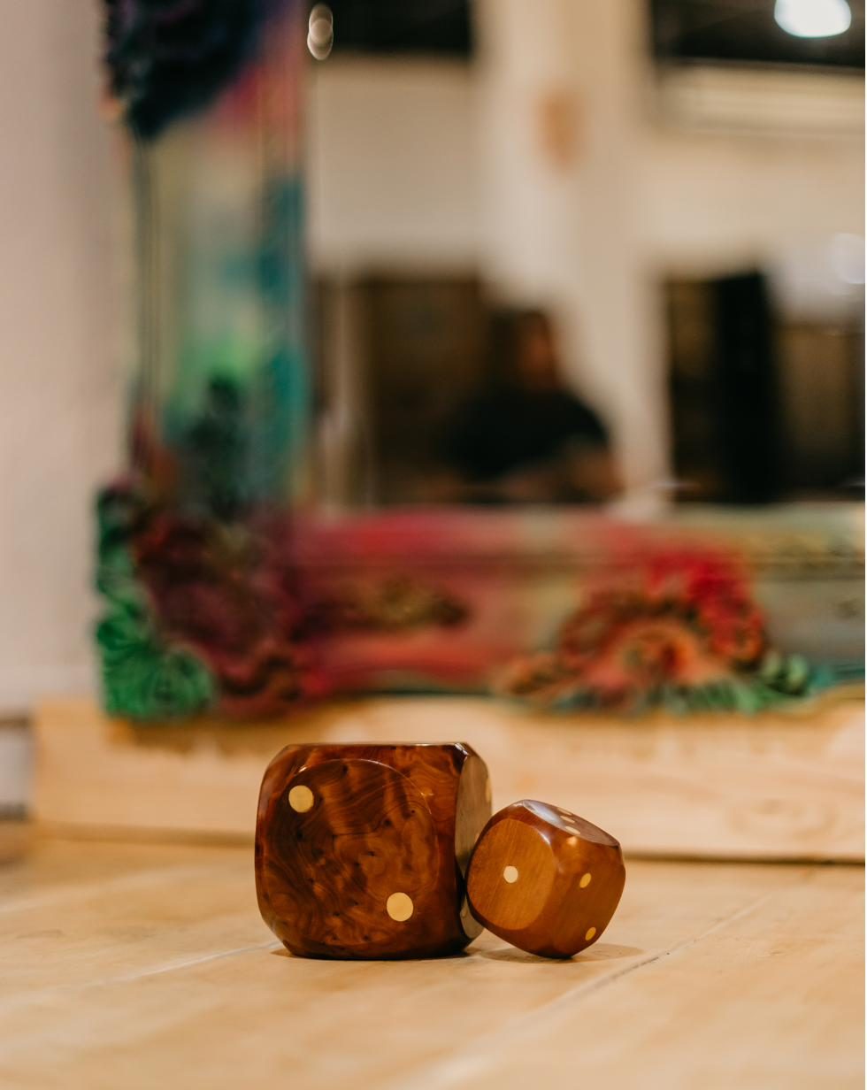 Dos dados de madera sobre la mesa