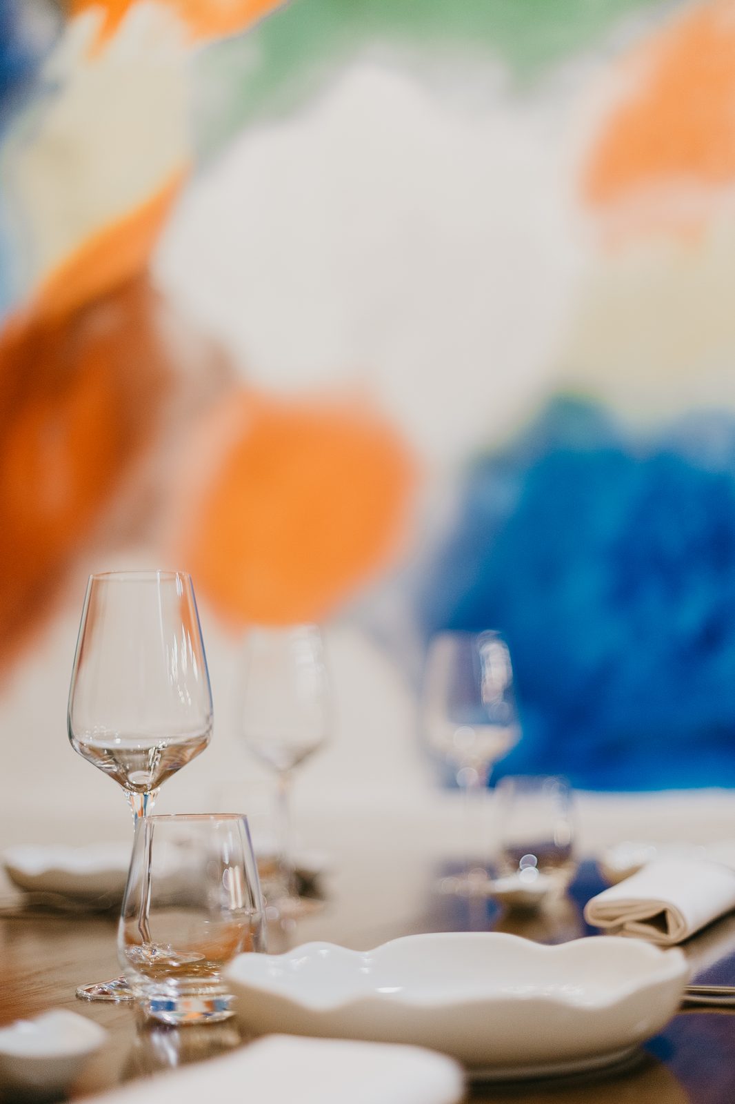 Detalle de mesa puesta en DADOS con la pared de colores al fondo