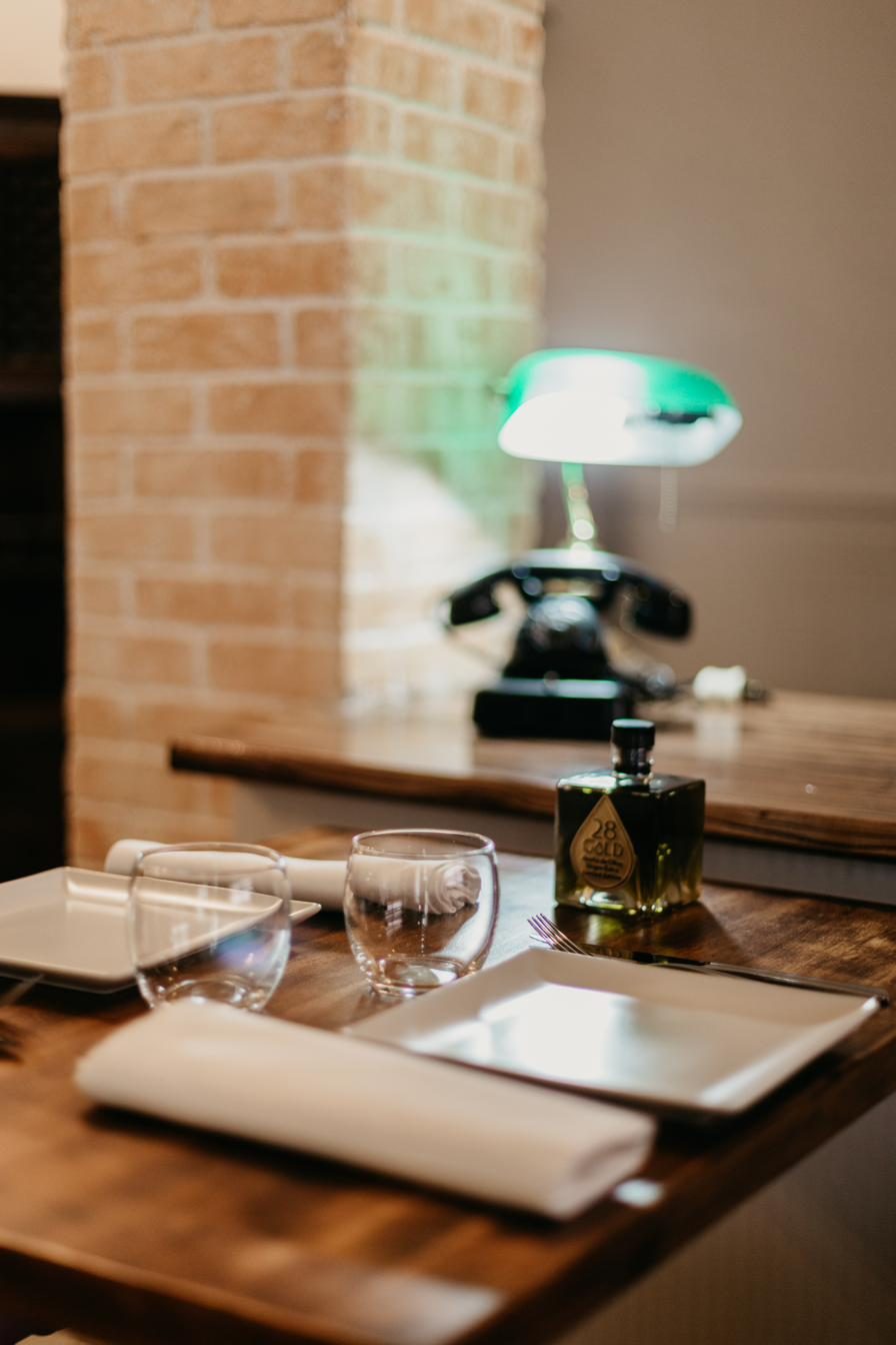 Mesa puesta en DADOS con lámpara y detalle de aceite
